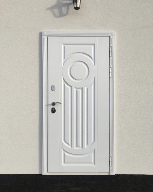 Белая уличная дверь