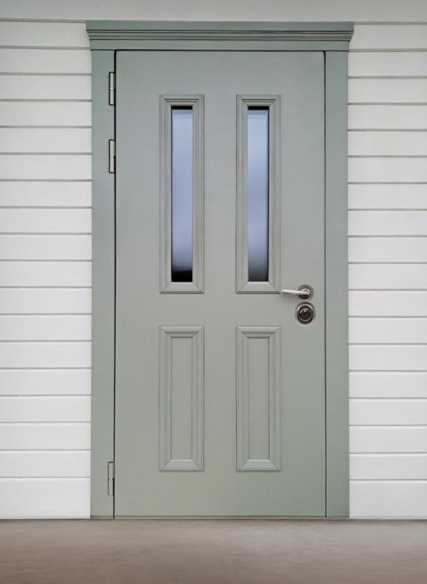 С двумя стеклами и карнизом