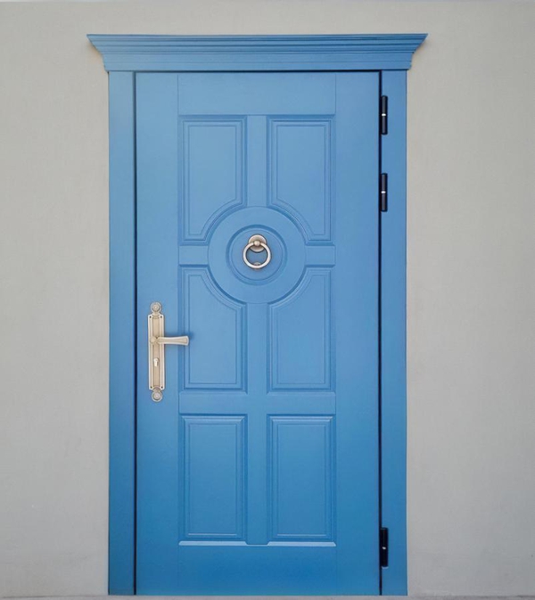 Дверь синего цвета с кольцом