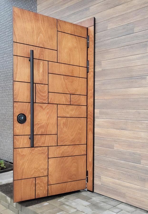 Уличная дверь с черной ручкой