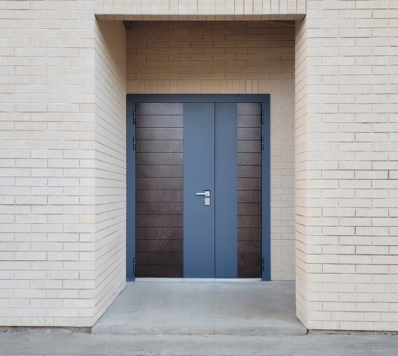 Двухцветная дверь, вид с улицы