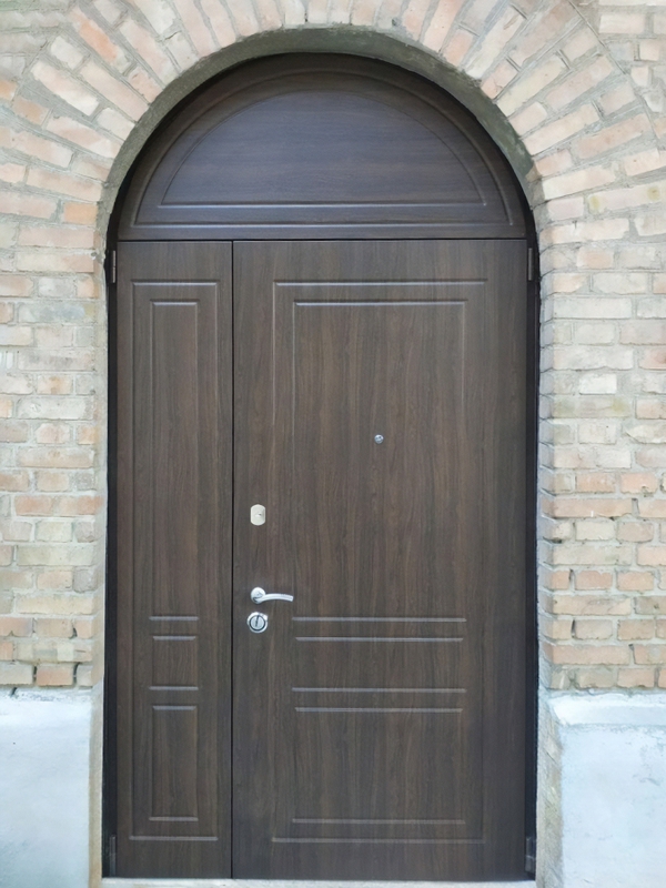 С арочной фрамугой