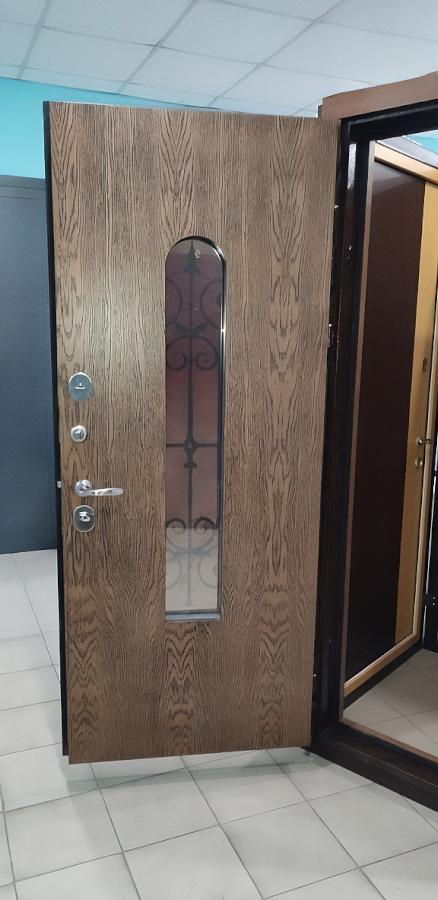 Дверь со стеклом и ковкой