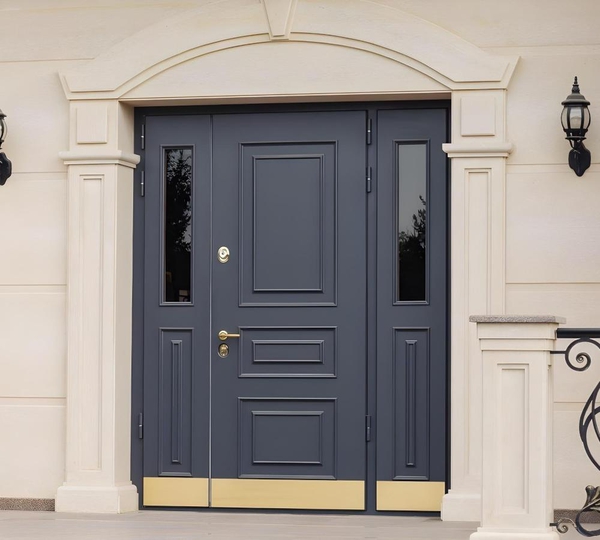 Парадная дверь с остеклением