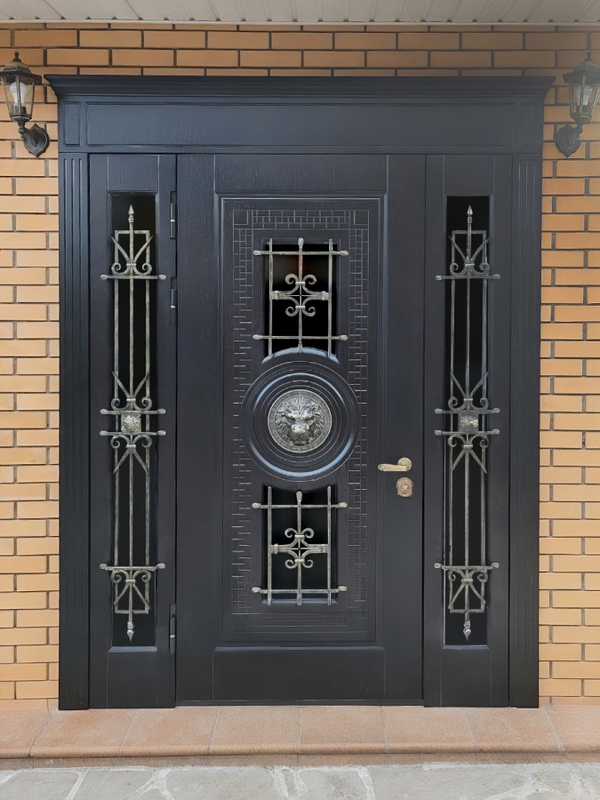 Парадная дверь с ковкой