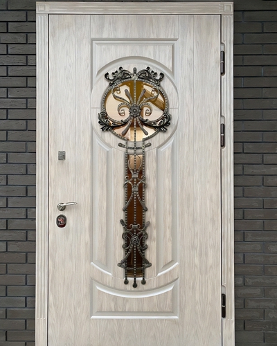 Теплая дверь с ковкой