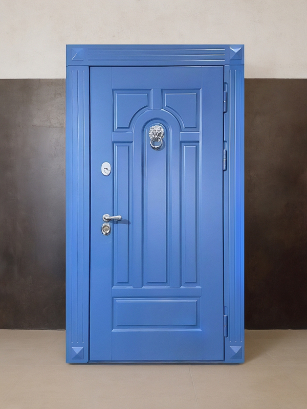 Дверь синего цвета с кнокером