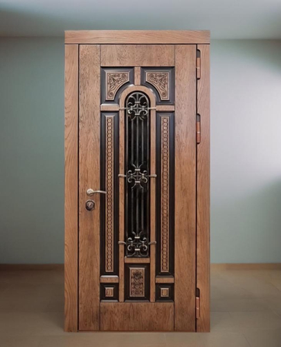 Входная дверь с решеткой