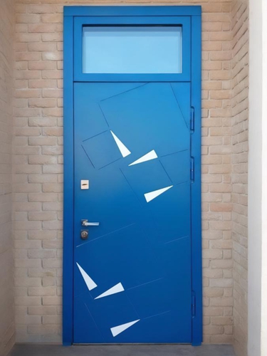 Синяя дверь с фрамугой