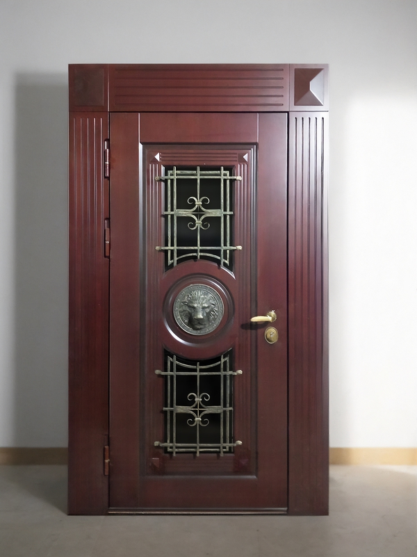 Входная остекленная термодверь с чеканным декором лев