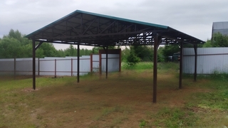 Двускатный навес с зеленым профнастилом Двускатный навес с зеленым профнастилом