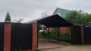 Двускатный навес с профнастилом для стоянки автомобиля Двускатный навес с профнастилом для стоянки автомобиля