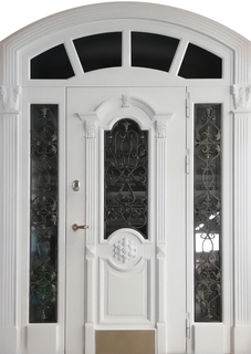 Арочная парадная термодверь с ковкой, стеклом и отбойником (белый МДФ с резьбой)