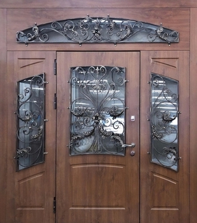Стальная парадная термодверь с остеклением и коваными решетками (панели МДФ)